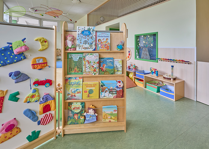 Spielecke mit Bücherregal und verschiedenen Spielzeugen