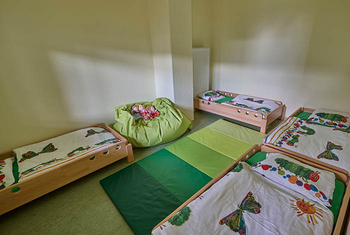 Schlafraum mit vier Betten und einem Sitzsack